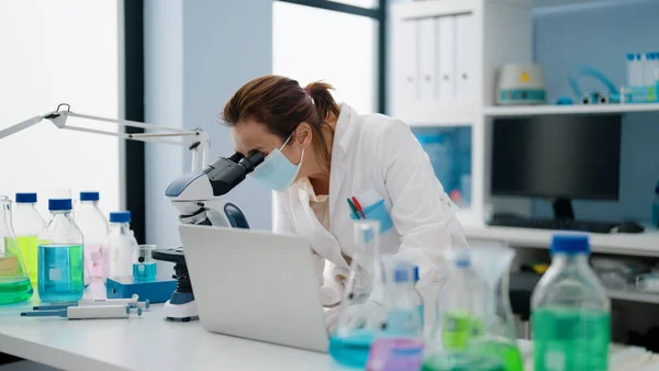 Mulher Hispânica Meia Idade Vestindo Uniforme Cientista Máscara Médica Usando — Fotografia de Stock