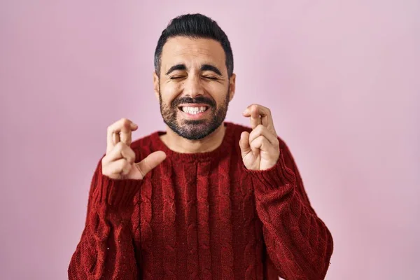 Jovem Hispânico Com Barba Vestindo Camisola Casual Sobre Fundo Rosa — Fotografia de Stock