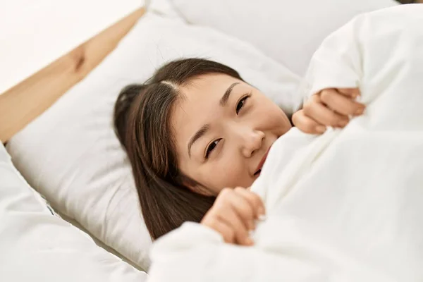 Junge Chinesin Deckt Sich Mit Bettlaken Auf Dem Bett Schlafzimmer — Stockfoto
