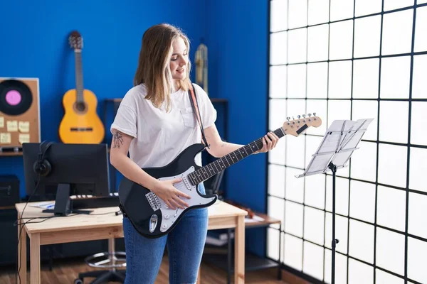 Young Woman Musician Playing Electrical Guitar Music Studio — Foto Stock