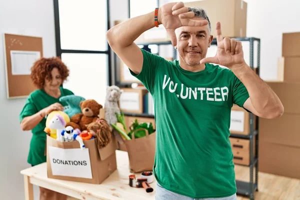 Hombre Mediana Edad Con Camiseta Voluntaria Las Donaciones Pie Sonriendo —  Fotos de Stock