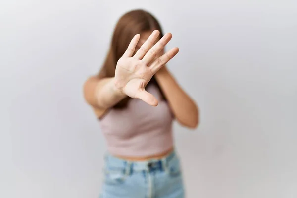 年轻的黑发女人站在孤立的背景上 用手捂住眼睛 用悲伤和恐惧的表情做着停止的手势 尴尬和消极的概念 — 图库照片
