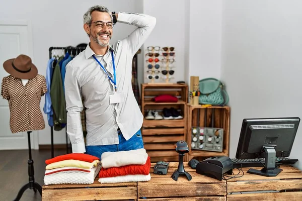 Homem Hispânico Meia Idade Trabalhando Como Gerente Boutique Varejo Sorrindo — Fotografia de Stock