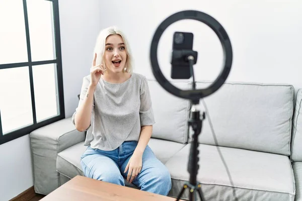 Mulher Caucasiana Jovem Gravando Vlog Tutorial Com Smartphone Casa Apontando — Fotografia de Stock