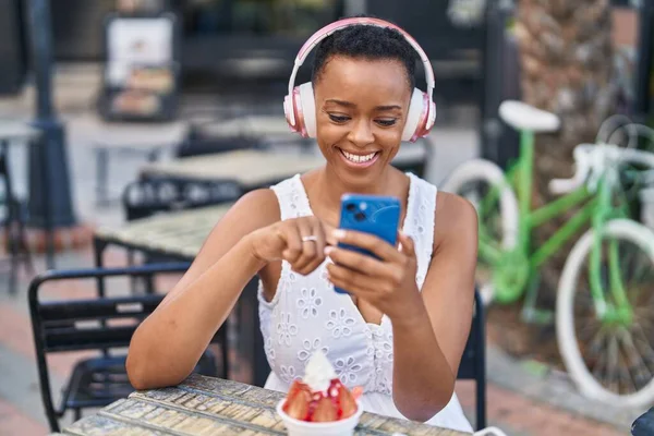Αφροαμερικανή Γυναίκα Τρώει Παγωτό Ακούγοντας Μουσική Στη Βεράντα Της Καφετέριας — Φωτογραφία Αρχείου