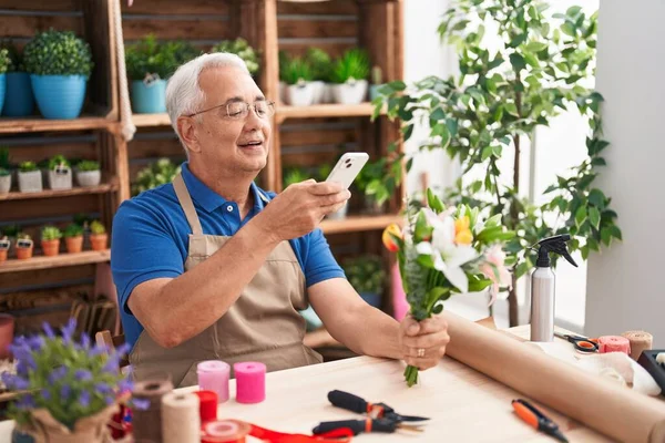 Fiorista Uomo Dai Capelli Grigi Mezza Età Fotografia Fiori Smartphone — Foto Stock