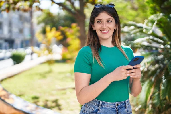 Junge Hispanische Frau Lächelt Selbstbewusst Mit Smartphone Park — Stockfoto