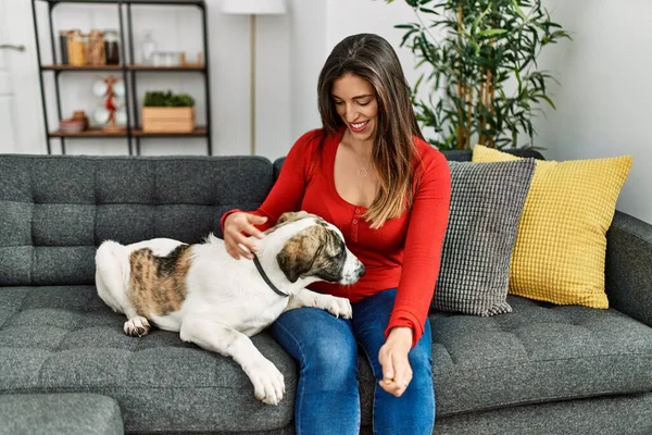 Jonge Vrouw Glimlachend Zelfverzekerd Zittend Bank Met Hond Thuis — Stockfoto