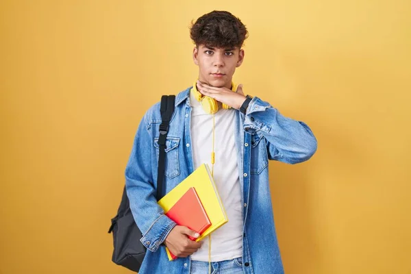 Adolescente Hispânico Vestindo Mochila Estudantil Segurando Livros Cortando Garganta Com — Fotografia de Stock