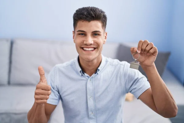 Mladý Hispánec Drží Klíče Nového Domova Úsměvem Šťastný Pozitivní Palec — Stock fotografie