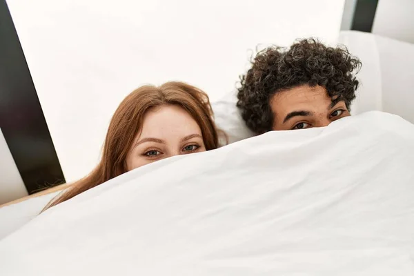 Junges Paar Mit Bettlaken Auf Dem Bett Schlafzimmer — Stockfoto