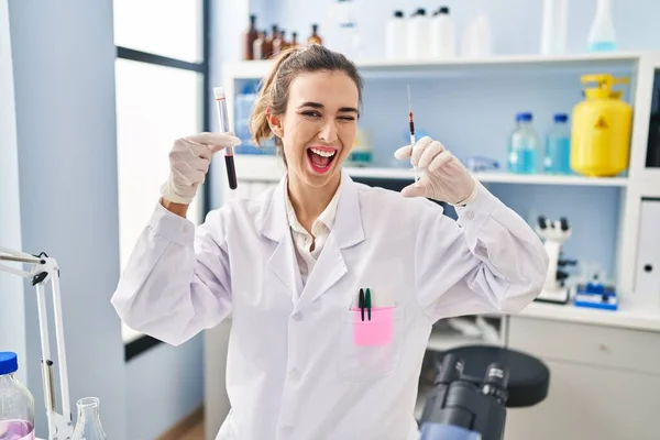 Νεαρή Γυναίκα Που Εργάζεται Στο Εργαστήριο Επιστήμονας Κρατώντας Δείγμα Αίματος — Φωτογραφία Αρχείου