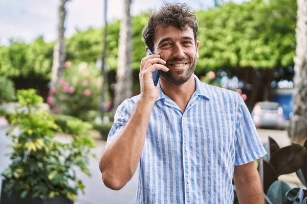 Mladý Hispánec Šťastně Usmívá Mluví Telefonu Městě — Stock fotografie