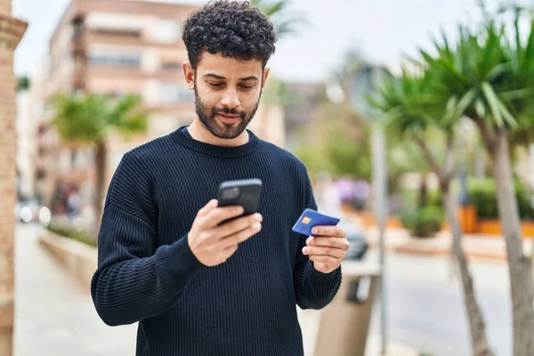 Ung Arabisk Man Använder Smartphone Och Kreditkort Gatan — Stockfoto