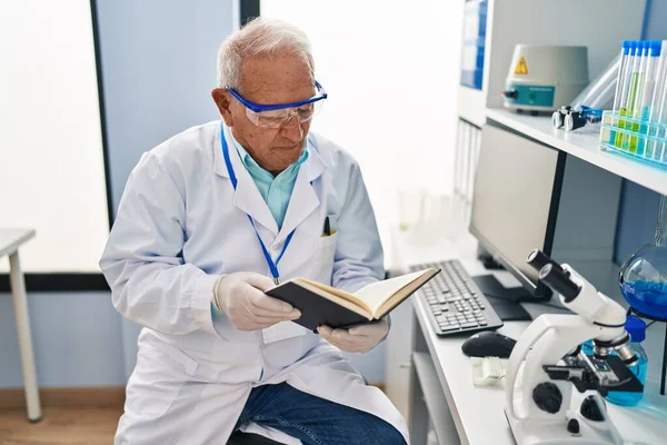 Senior Man Wearing Scientist Uniform Reading Book Laboratory — ストック写真