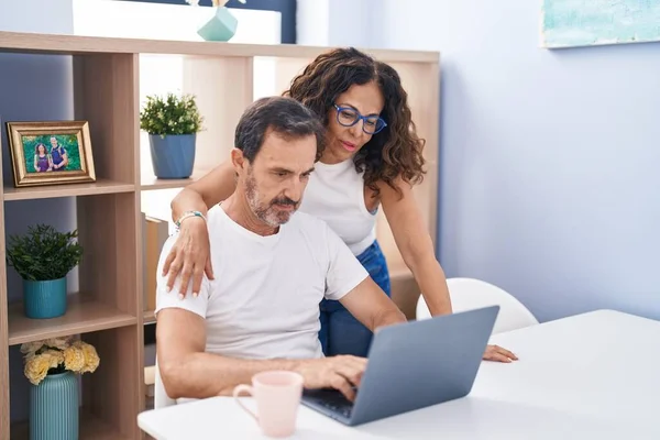 Homem Mulher Casal Usando Laptop Com Expressão Séria Casa — Fotografia de Stock