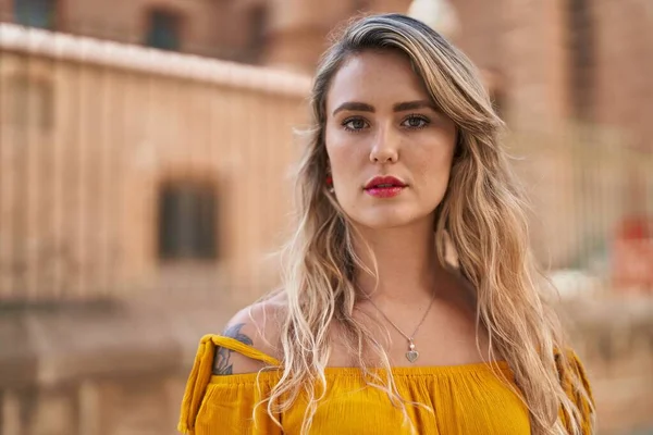 Sokakta duran rahat yüzlü genç kadın.