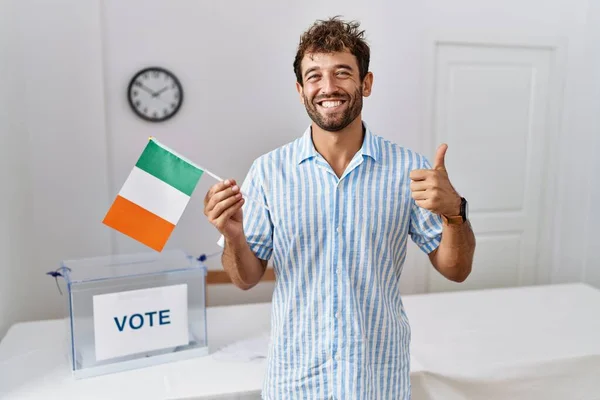 Jovem Homem Bonito Eleição Campanha Política Segurando Bandeira Irlandesa Sorrindo — Fotografia de Stock