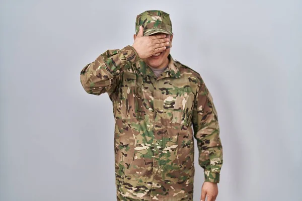 Латиноамериканец Камуфляжной Армейской Униформе Улыбается Смеется Закрывая Глаза Рукой Лице — стоковое фото