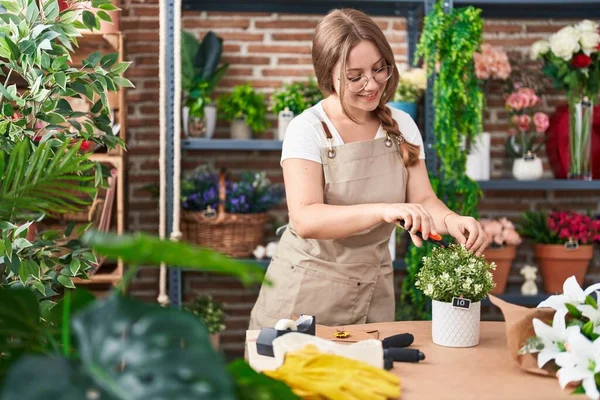 Jong Blond Vrouw Bloemist Snijden Planten Bij Bloemist — Stockfoto