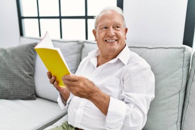 Komuta sizde evde kanepede oturup kitap okuma