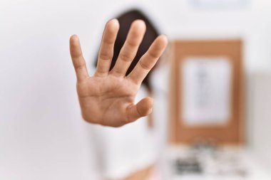 Genç İspanyol kız gözlük takıyor, gözleri ellerle kaplıyor ve üzgün ve korku ifadeleriyle jest yapıyor. utangaç ve olumsuz kavram. 