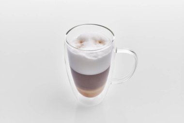  Bir fincan kapuçino, beyaz izole edilmiş arka planda.