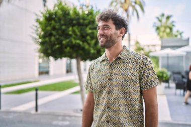 Sokakta yürürken kendine güvenen İspanyol bir adam.