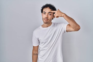 Tecrit edilmiş arka planda duran İspanyol adam alnındaki sivilceden mutsuz olduğunu gösteriyor. Siyah noktalı çirkin bir enfeksiyon. sivilce ve deri problemi 