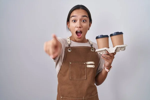 Mujer Hispana Joven Vistiendo Delantal Camarera Profesional Sosteniendo Café Señalando —  Fotos de Stock