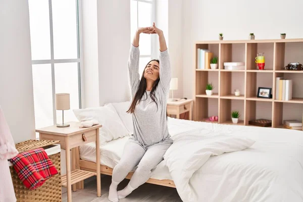 Jeune Femme Hispanique Réveillant Bras Tendus Dans Chambre — Photo