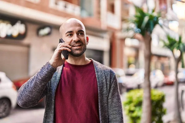 Joven Sonriendo Confiado Hablando Teléfono Inteligente Calle —  Fotos de Stock