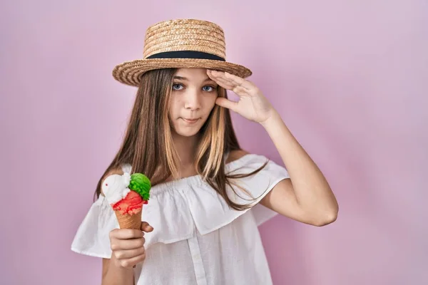 アイスクリームを持っている10代の女の子は心配し 額に手で問題について強調しました 危機への神経と不安 — ストック写真
