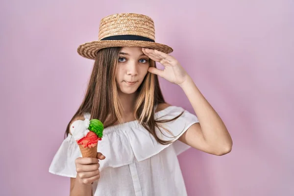 Teenager Dívka Držící Zmrzlinu Strach Stres Problém Rukou Čele Nervózní — Stock fotografie