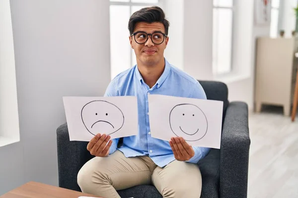 Hispánec Pracující Depresi Drží Smutný Šťastný Citový Papír Usmívá Dívá — Stock fotografie