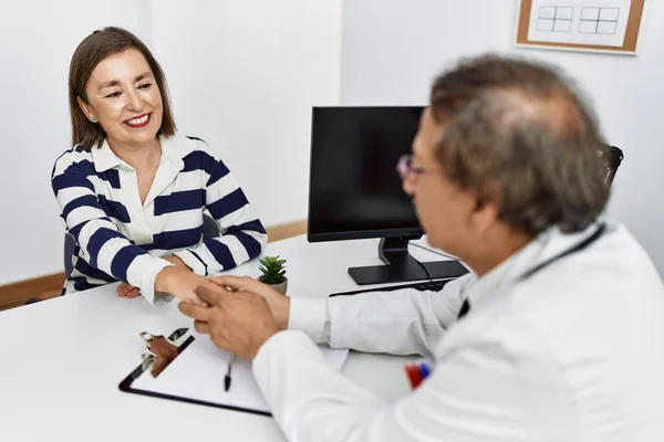 Uomo Donna Mezza Età Che Indossano Uniforme Del Medico Con — Foto Stock