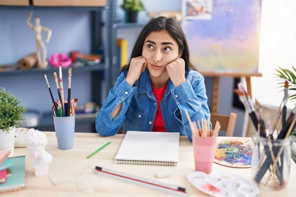Junge Hispanische Künstlerin Sitzt Mit Zweifeln Schreibtisch Kunstatelier — Stockfoto