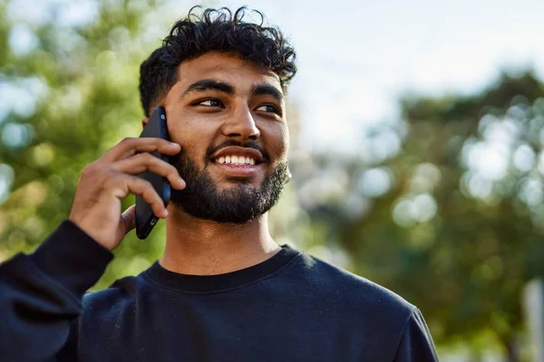 Νεαρός Άραβας Άνδρας Χαμογελά Σίγουρος Μιλώντας Στο Smartphone Στο Πάρκο — Φωτογραφία Αρχείου