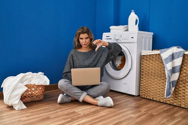 Ung Kvinna Väntar Tvätt Med Bärbar Dator Med Argt Ansikte — Stockfoto