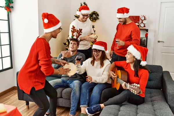 Gruppo Giovani Che Festeggiano Natale Cantando Canti Natalizi Casa — Foto Stock