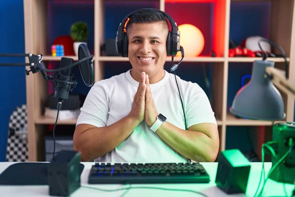 Junger Hispanischer Mann Spielt Videospiele Und Betet Mit Den Händen — Stockfoto