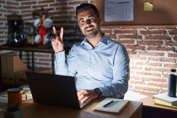 Hispanic Man Med Skägg Arbetar Kontoret Natten Leende Med Glada — Stockfoto