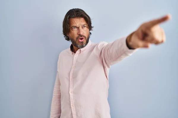 Przystojny Mężczyzna Średnim Wieku Eleganckim Tle Koszuli Wskazując Palcem Zaskoczony — Zdjęcie stockowe