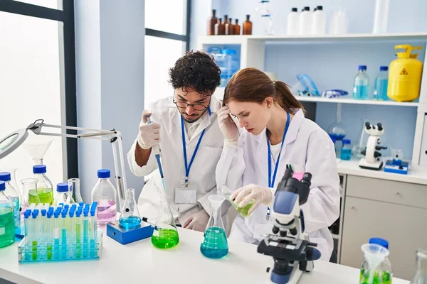Άνδρες Και Γυναίκες Επιστημονικοί Εταίροι Που Εργάζονται Στο Εργαστήριο — Φωτογραφία Αρχείου
