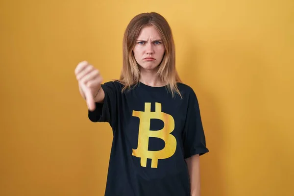 Mujer Rubia Caucásica Con Camiseta Bitcoin Mirando Infeliz Enojado Mostrando —  Fotos de Stock