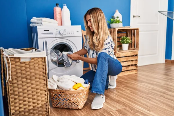 Ung Blond Kvinna Ler Säker Tvätt Kläder Tvättstuga — Stockfoto