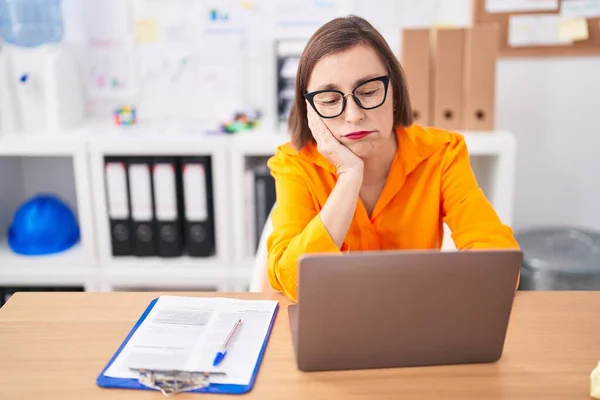 Lavoratrice Mezza Età Stanca Del Computer Portatile Che Lavora Ufficio — Foto Stock