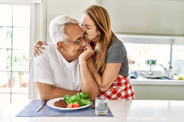 Orta Yaşlı Spanyol Çift Gülümsüyor Mutfakta Salatayla Yiyorlar — Stok fotoğraf