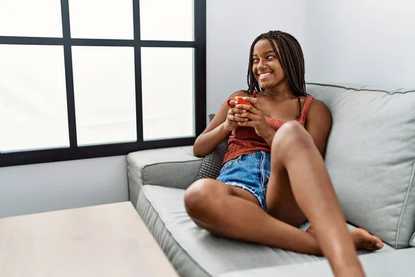 Jong Afrikaans Amerikaans Vrouw Drinken Koffie Zitten Bank Thuis — Stockfoto
