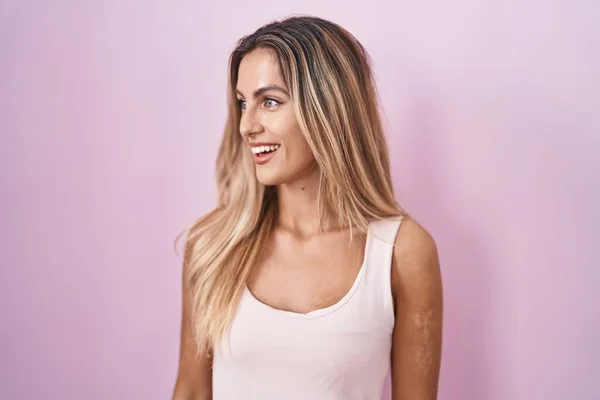 Young Blonde Woman Standing Pink Background Looking Away Side Smile — Stock Photo, Image